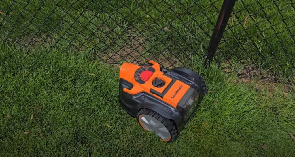 Tonte en mode automatique - Le robot en fonctionnement normal couvrant la pelouse