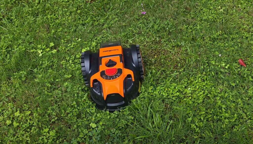 Vue frontale du robot en tonte- Perspective avant montrant la caméra et les capteurs de navigation